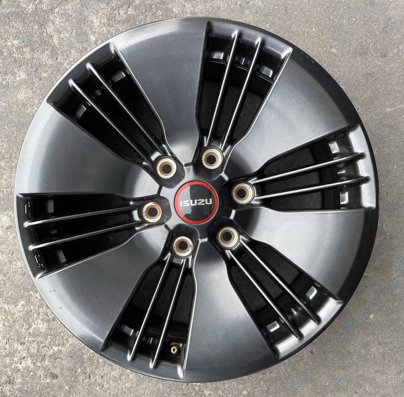 SET OF 4 - ISUZU D-MAX/MU-X 2022  OEM *TAKE OFF* - 18x7.5 - BLACK WHEEL PCD: 6/139.7 ET: 33P - EXCELLENT CONDITION