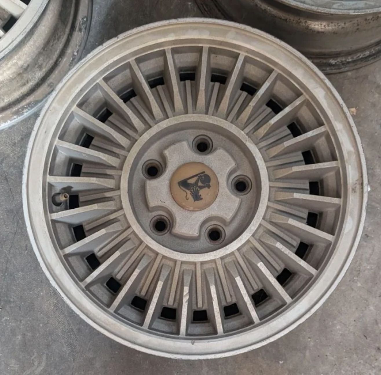 SINGLE - GENUINE HOLDEN COMMODORE VB VC SL/E SL/X WHEEL 15x6" WITH CAP PCD: 5x120 MULTIPLE AVAILABLE