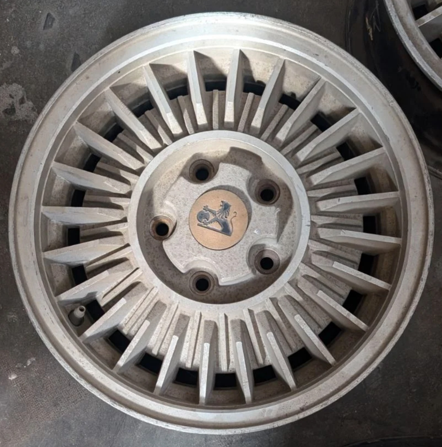 SINGLE - GENUINE HOLDEN COMMODORE VB VC SL/E SL/X WHEEL 15x6