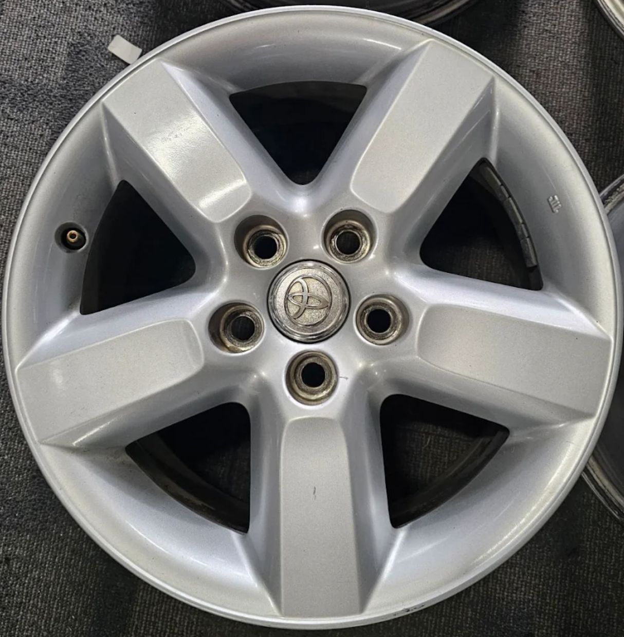 *USED* SINGLE TOYOTA RAV 4 (2004-5) WHEEL 16x7" SILVER - PCD: 5x114.3 ET: 40P