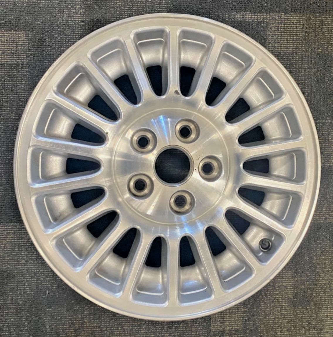 *USED* SINGLE GENUINE FORD AU FAIRMONT GHIA - 16x6.5" 5x114.3 ET: 36.5P