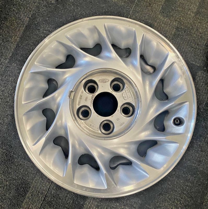 *USED* SINGLE GENUINE FORD NL FAIRLANE GHIA - 15x7" 5x114.3 ET: 6.4P