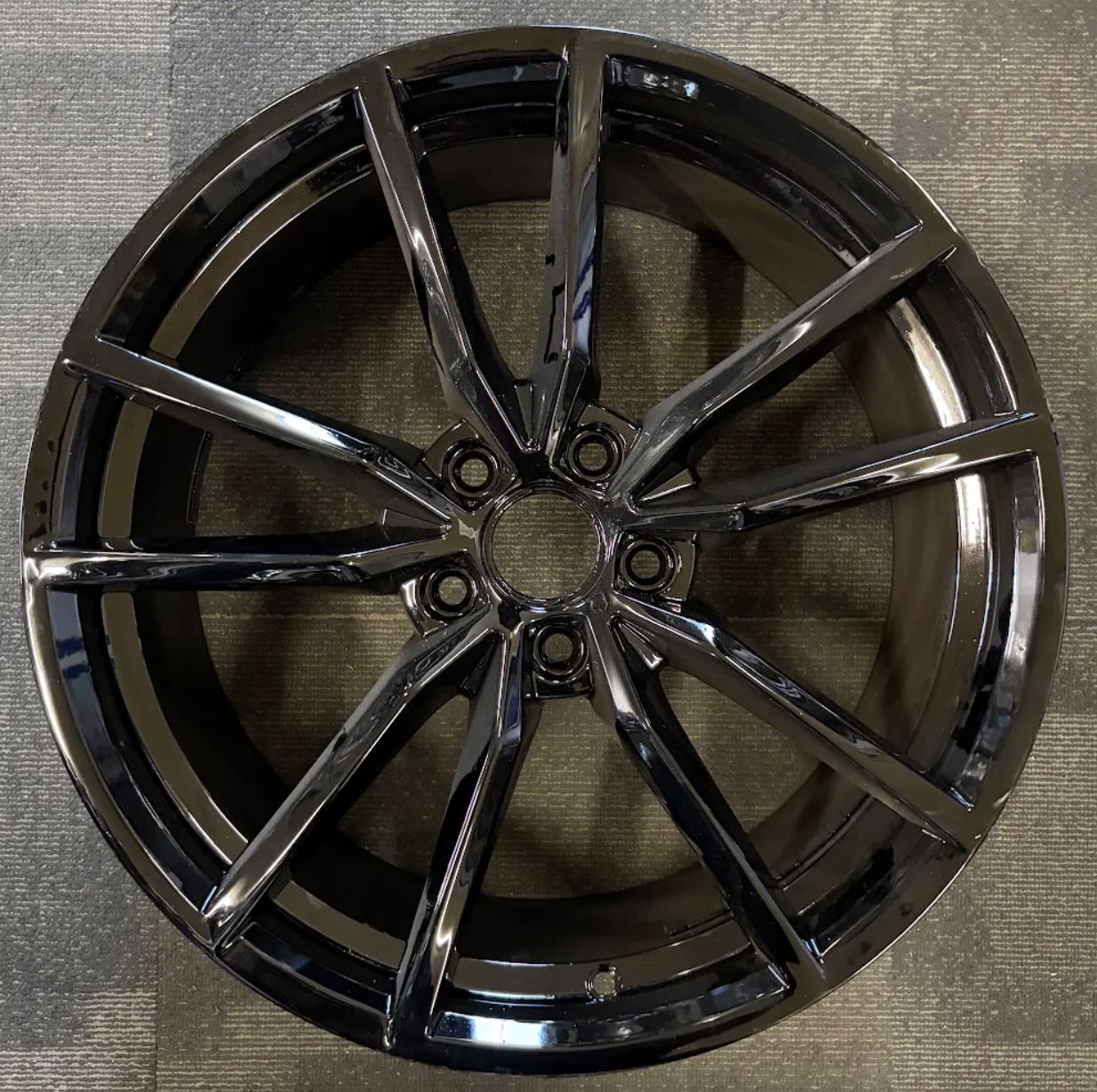 *USED* GENUINE VW GOLF OEM WHEEL - GLOSS BLACK - 19"x 8" PCD:5x112 ET: 50P