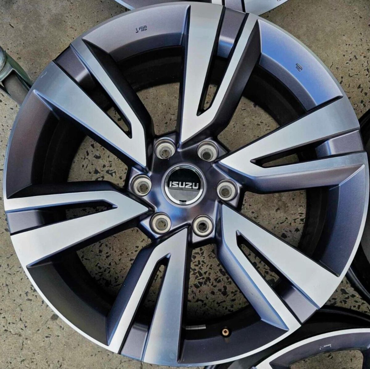 ISUZU M-UX / D-MAX OEM *TAKE OFF* - 20x7.5 WHEEL GREY/MACHINED PCD: 6/139.7 ET: 33P - SINGLE WHEEL ONLY - AS NEW - MULTIPLE AVAILABLE ISUZU M-UX / D-MAX OEM *TAKE OFF* - 20x7.5 WHEEL GREY/MACHINED PCD: 6/139.7 ET: 33P - SINGLE WHEEL ONLY - AS NEW - MULTIPLE AVAILABLE