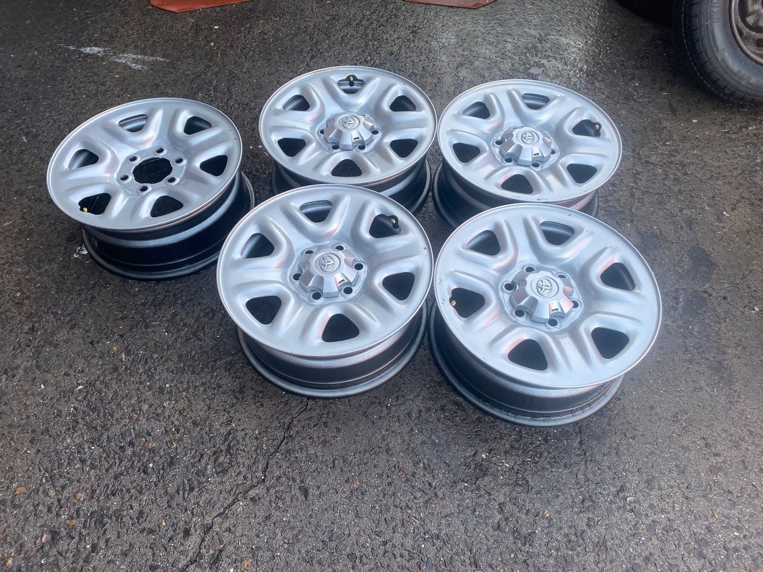 *USED* SET OF 5 TOYOTA LANDCRUISER 300 SERIES STEEL WHEELS 17x7 *USED* SET OF 5 TOYOTA LANDCRUISER 300 SERIES STEEL WHEELS 17x7" PCD: 6/139.7