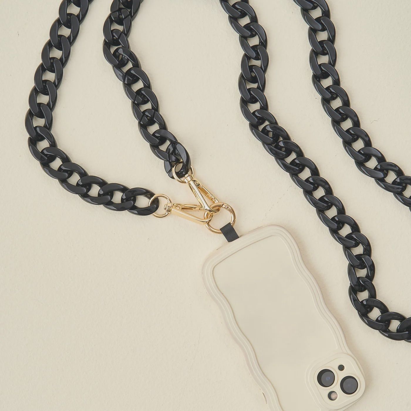Hold the Phone Crossbody Chain, Color: Black