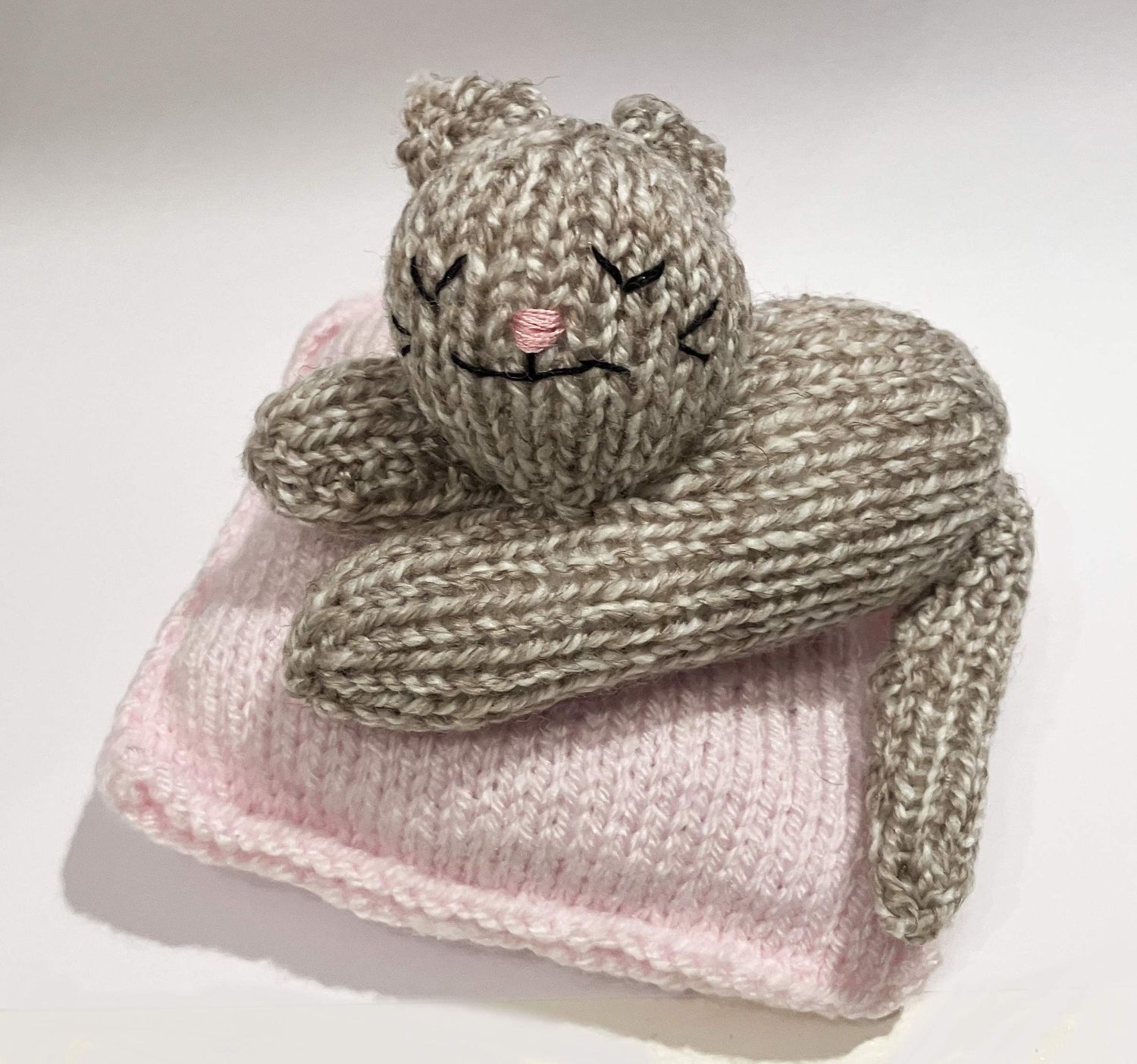Jen&#39;s KNITS Grey Cat  on Pink  Cushion