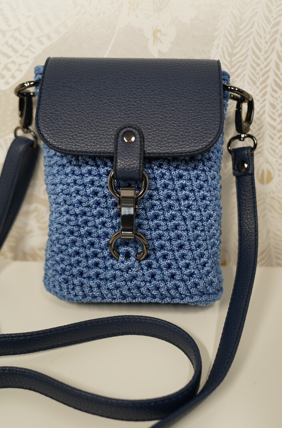 Gehäkelte Tasche Naomi, Jeansblau