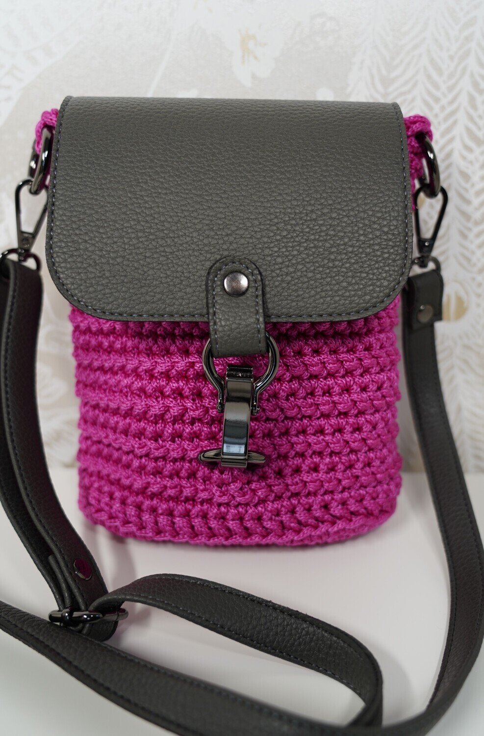 Gehäkelte Tasche Naomi, Fuchsia Grau