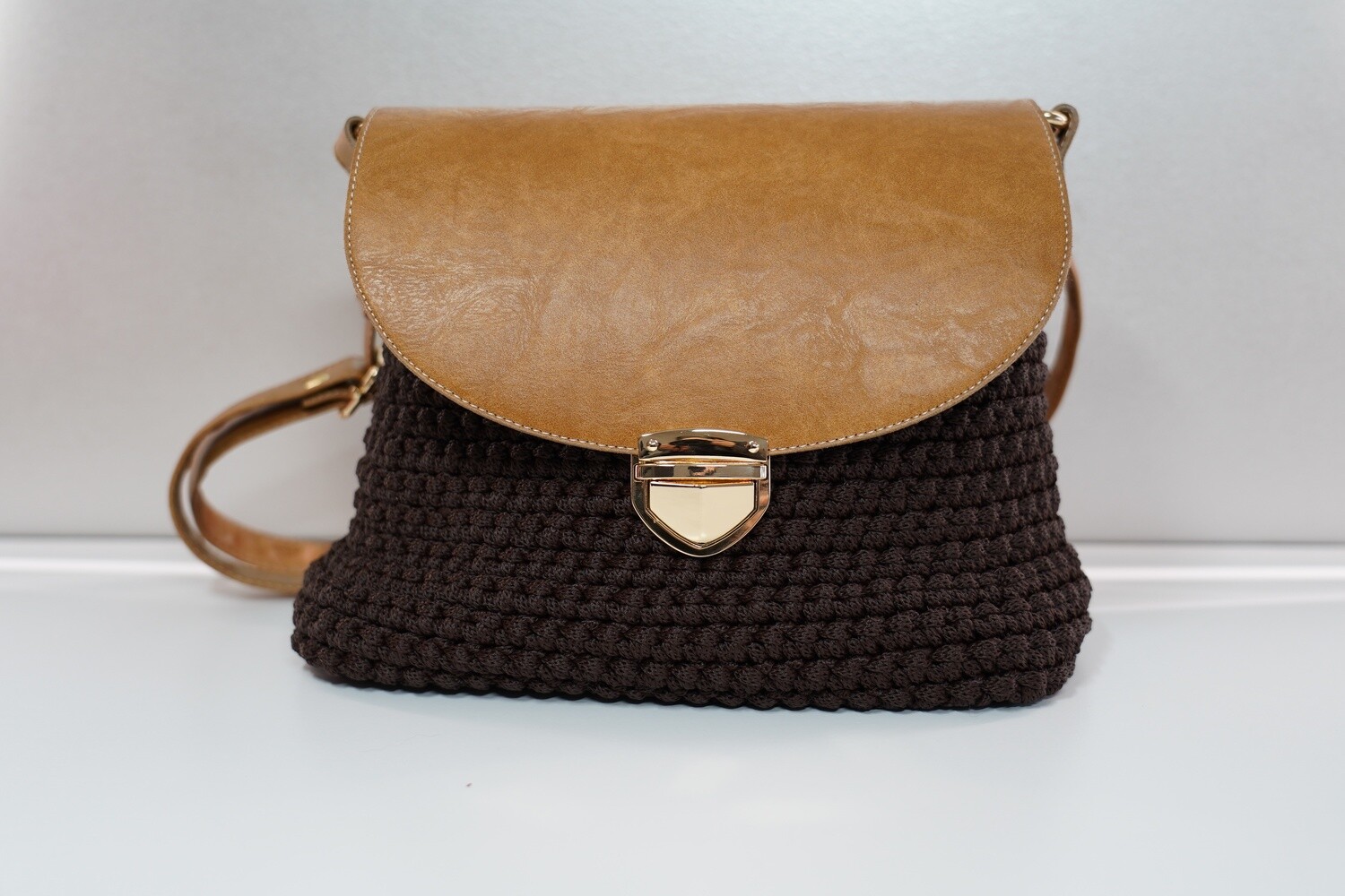 Gehäkelte Tasche Leontina, dunkelbraun-cognac