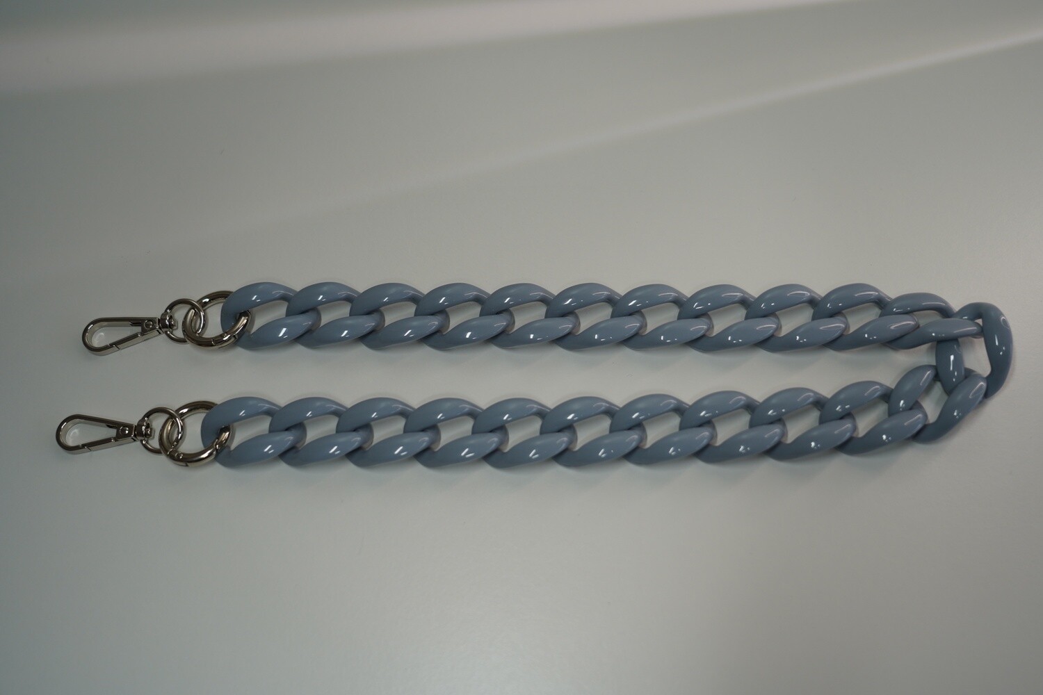 Taschenkette Acryl HELLES GRAUBLAU mit Karabiner, 74 cm