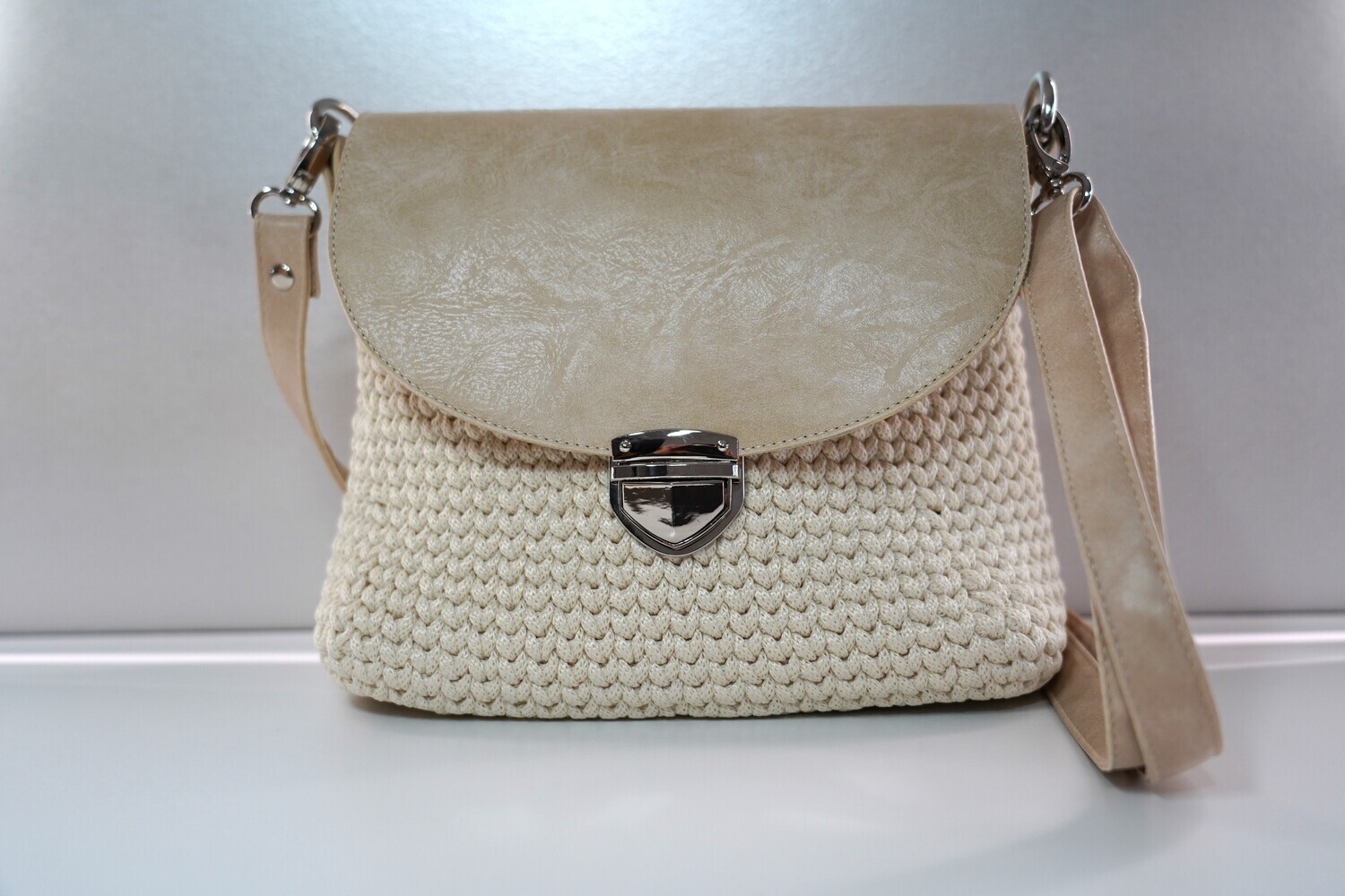 Gehäkelte Tasche Leontina, hellbeige