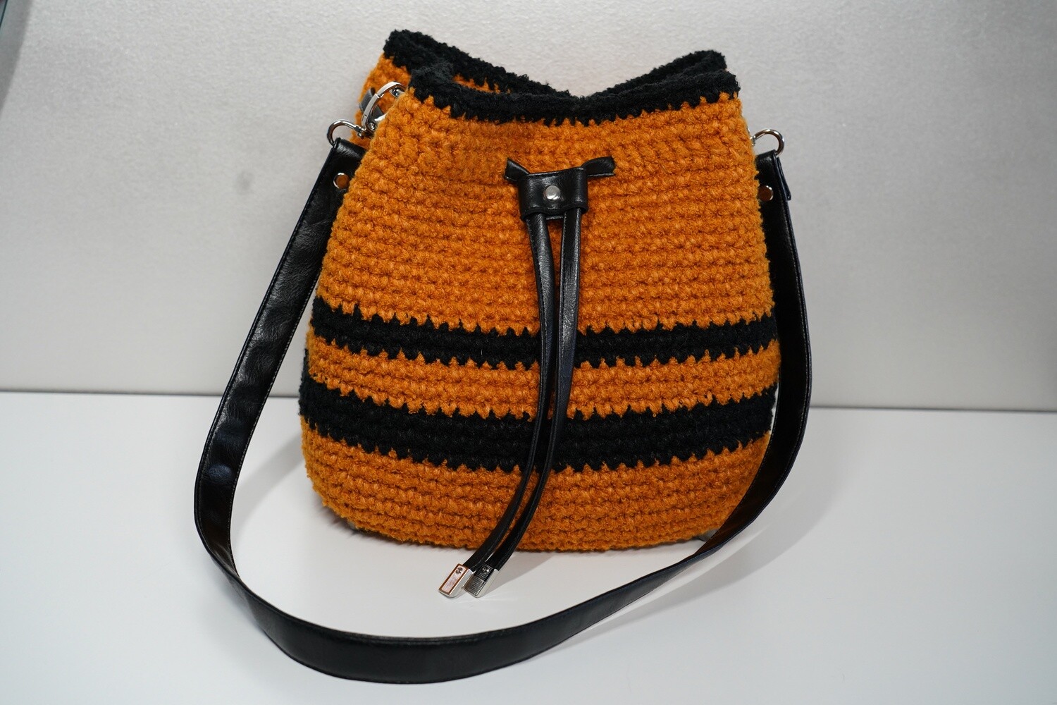 Gehäkelte Beuteltasche Flurina senfgelb/schwarz