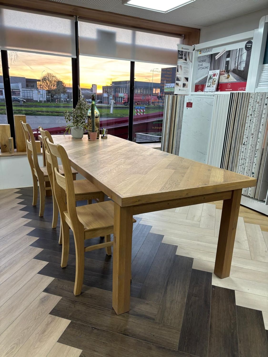 Eettafel met patroonblad OPRUIMING