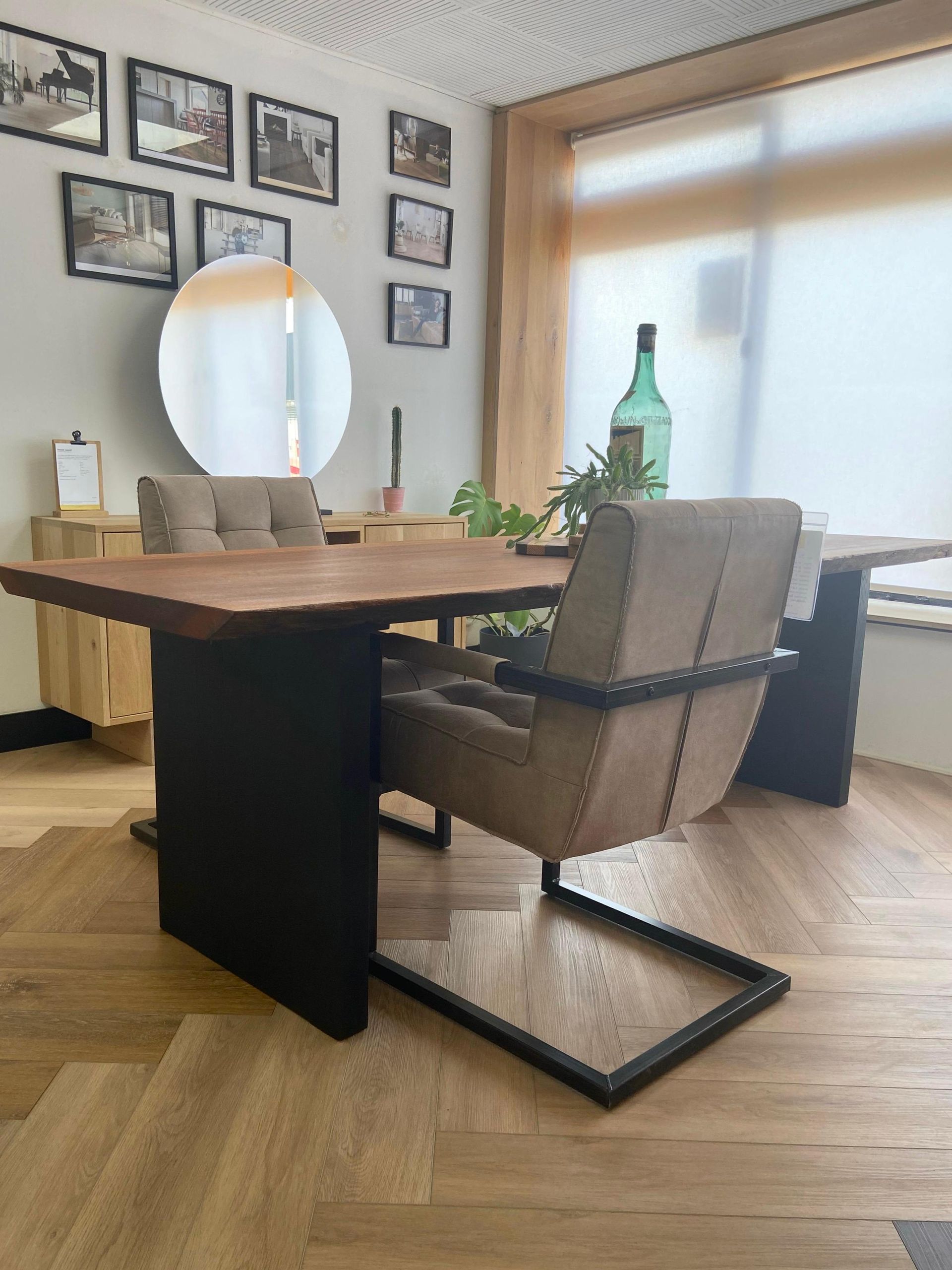 Boomstamtafel van Mahonie met zwart onderstel