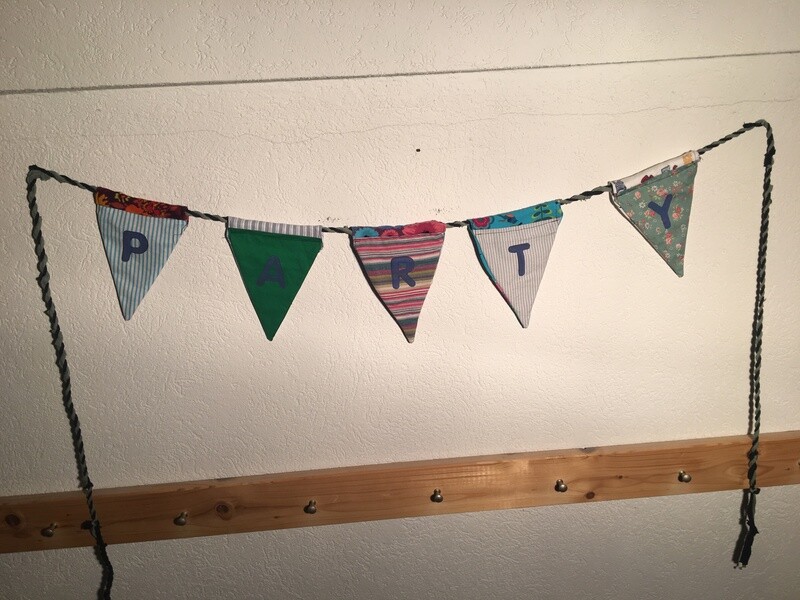 Wimpelkette bedruckt PARTY aus alten Kleidern und Restestoffen