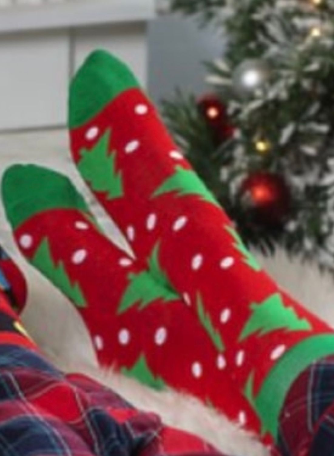 Merry Mistletoe Socks in Ornament+, Pattern Items: Christmas Tree