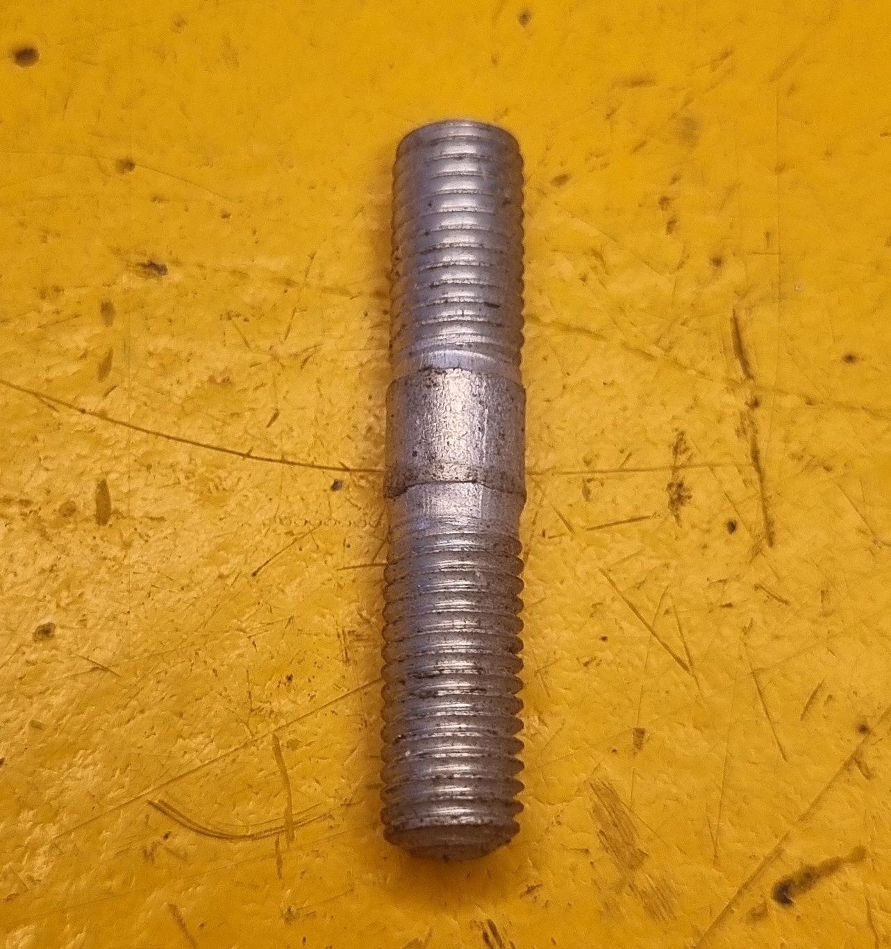 STUD MANIFOLD 1/4X1.3/8 UNF