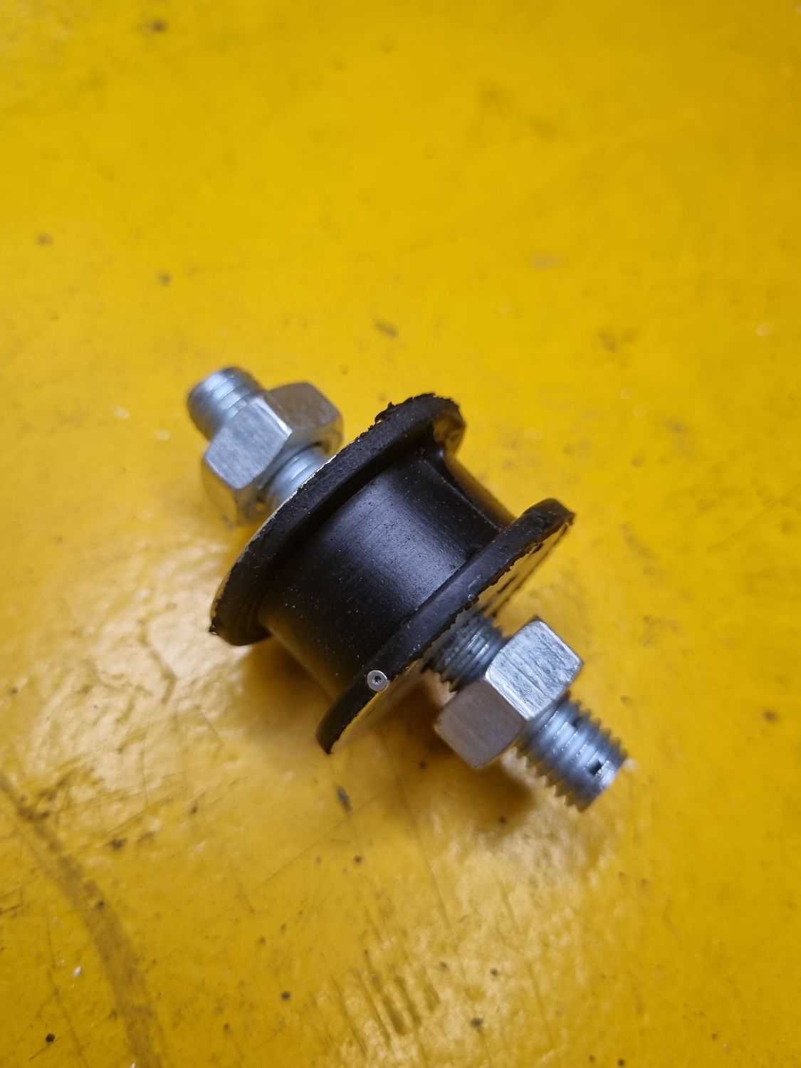 DAMPER MOUNT M10X20