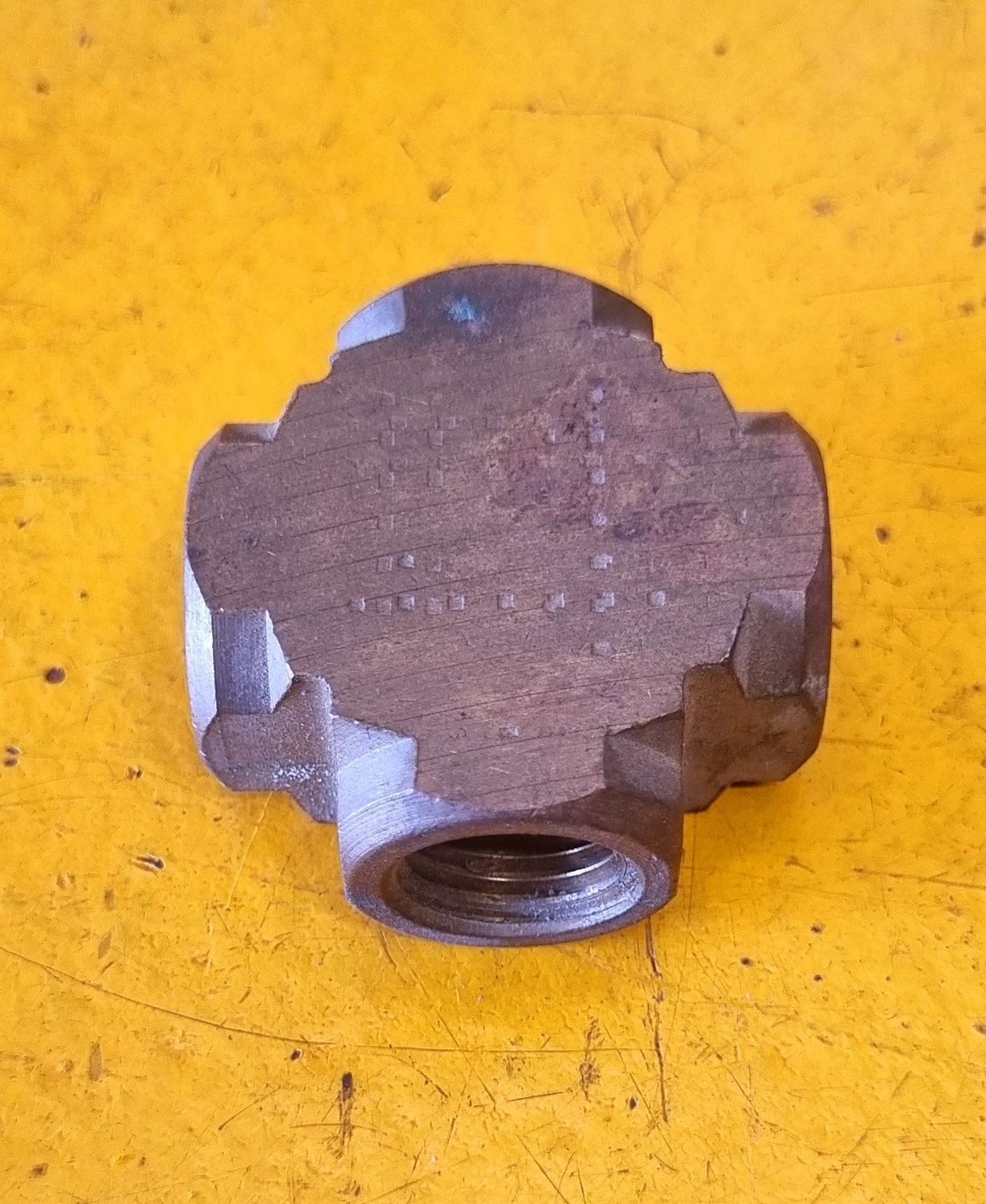 BRASS FEMALE CROSS 1/4 BSP