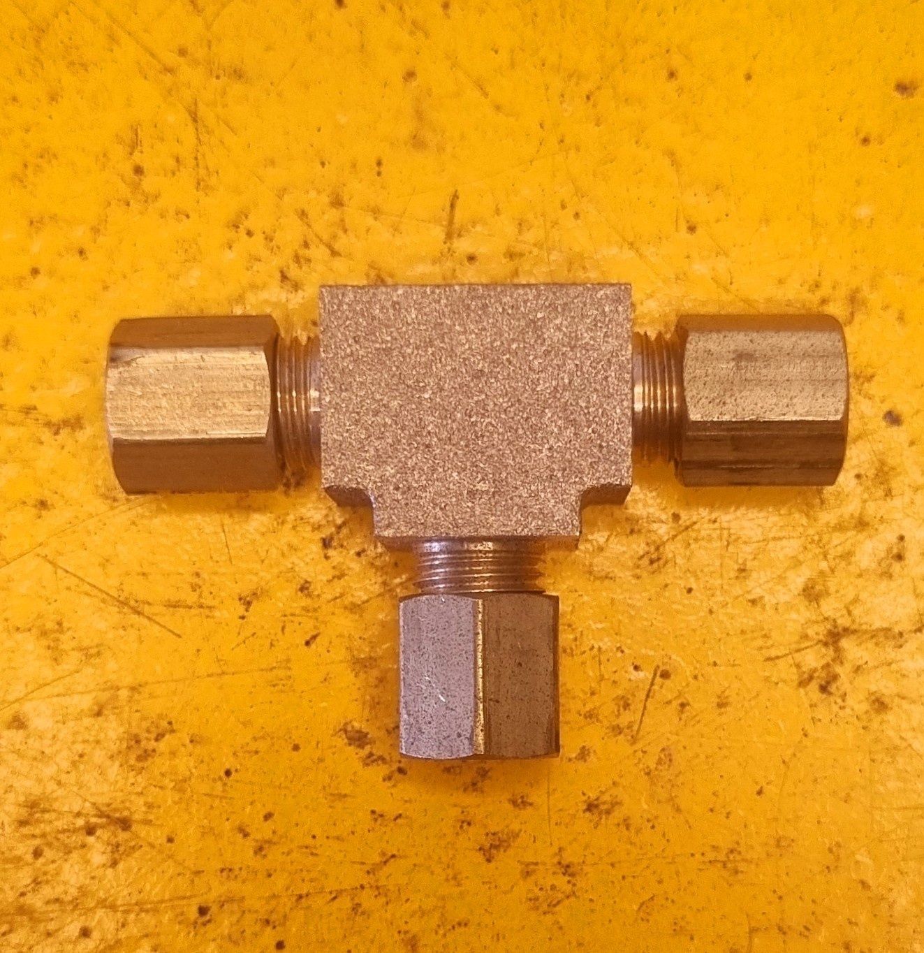 BRASS COMP UNION TEE 3/16 TUBE