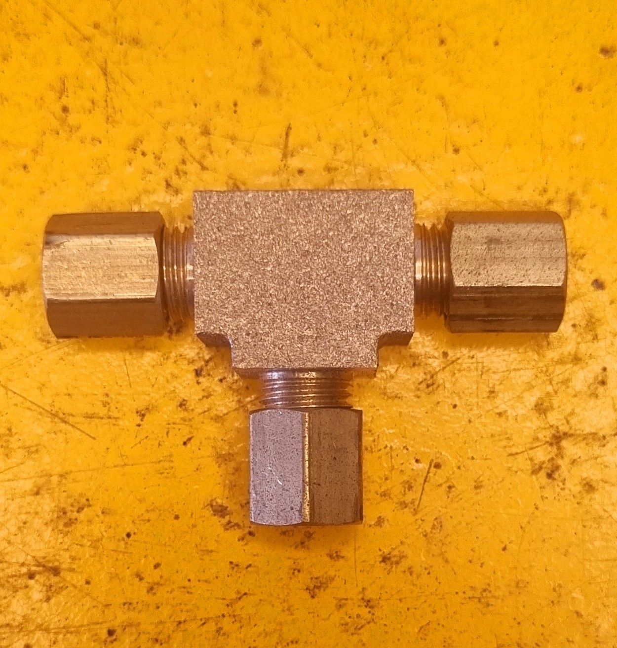 BRASS COMP UNION TEE 1/8 TUBE