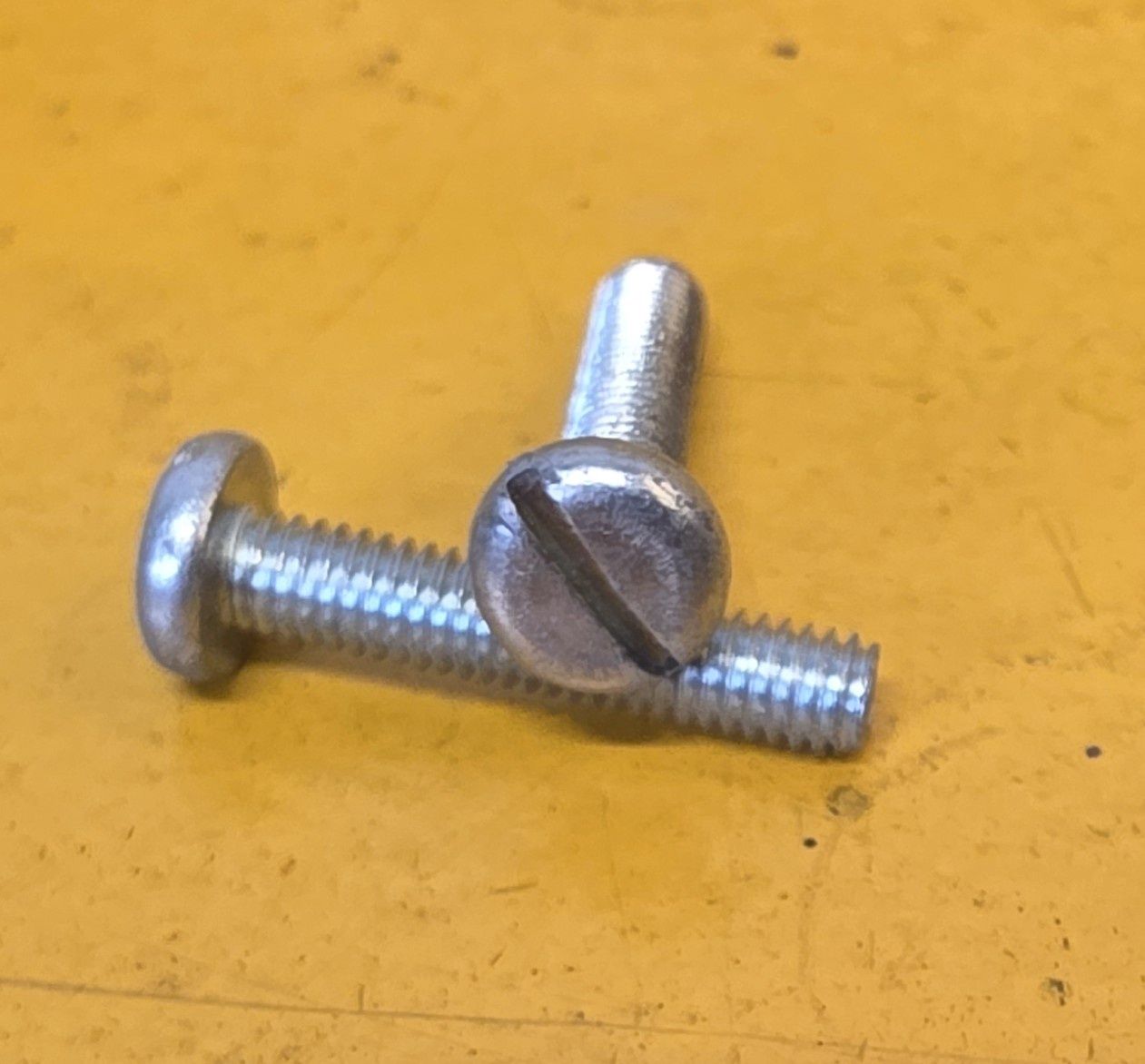 SCREW M4X20  SLOTTED ZINC PLATE