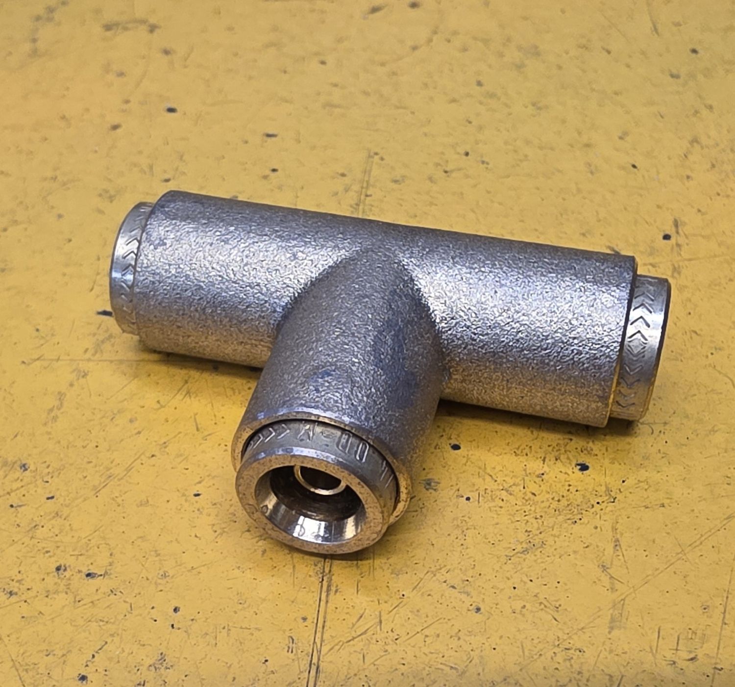 BRASS FF14 TUBE TEE 1/4