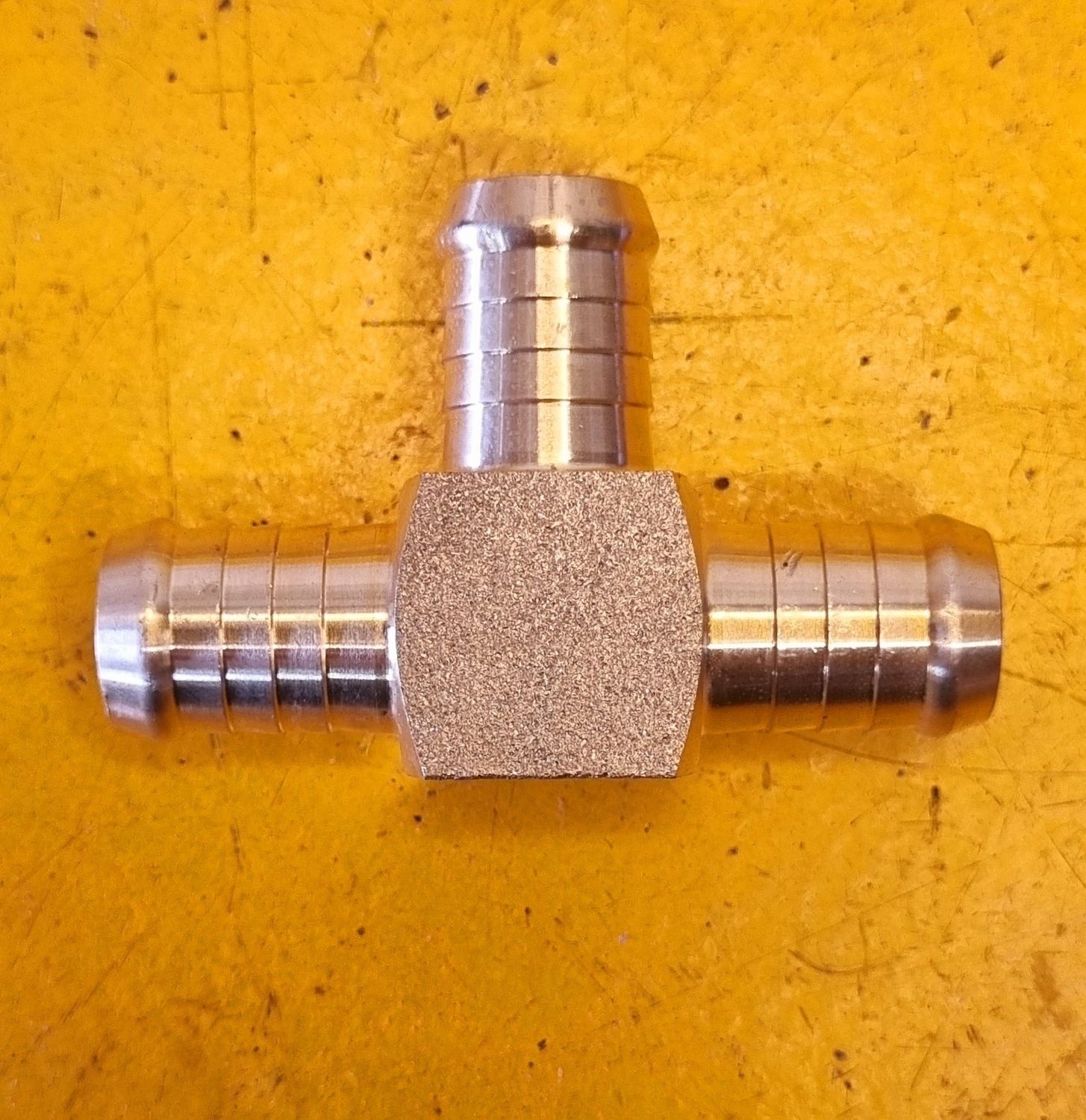 BRASS AIRLINE TEE 5/8 HOSE