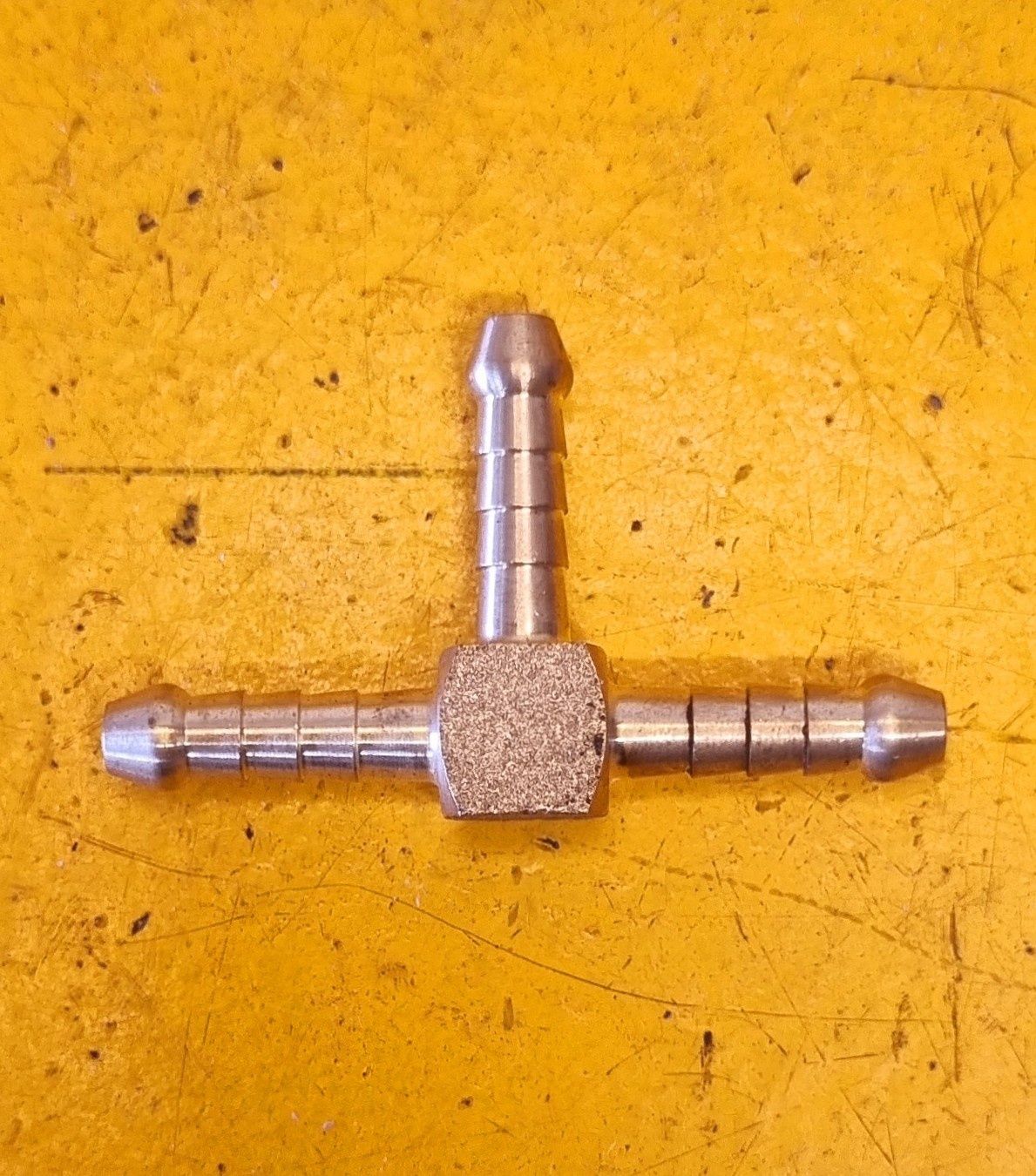 BRASS AIRLINE TEE 1/4 HOSE