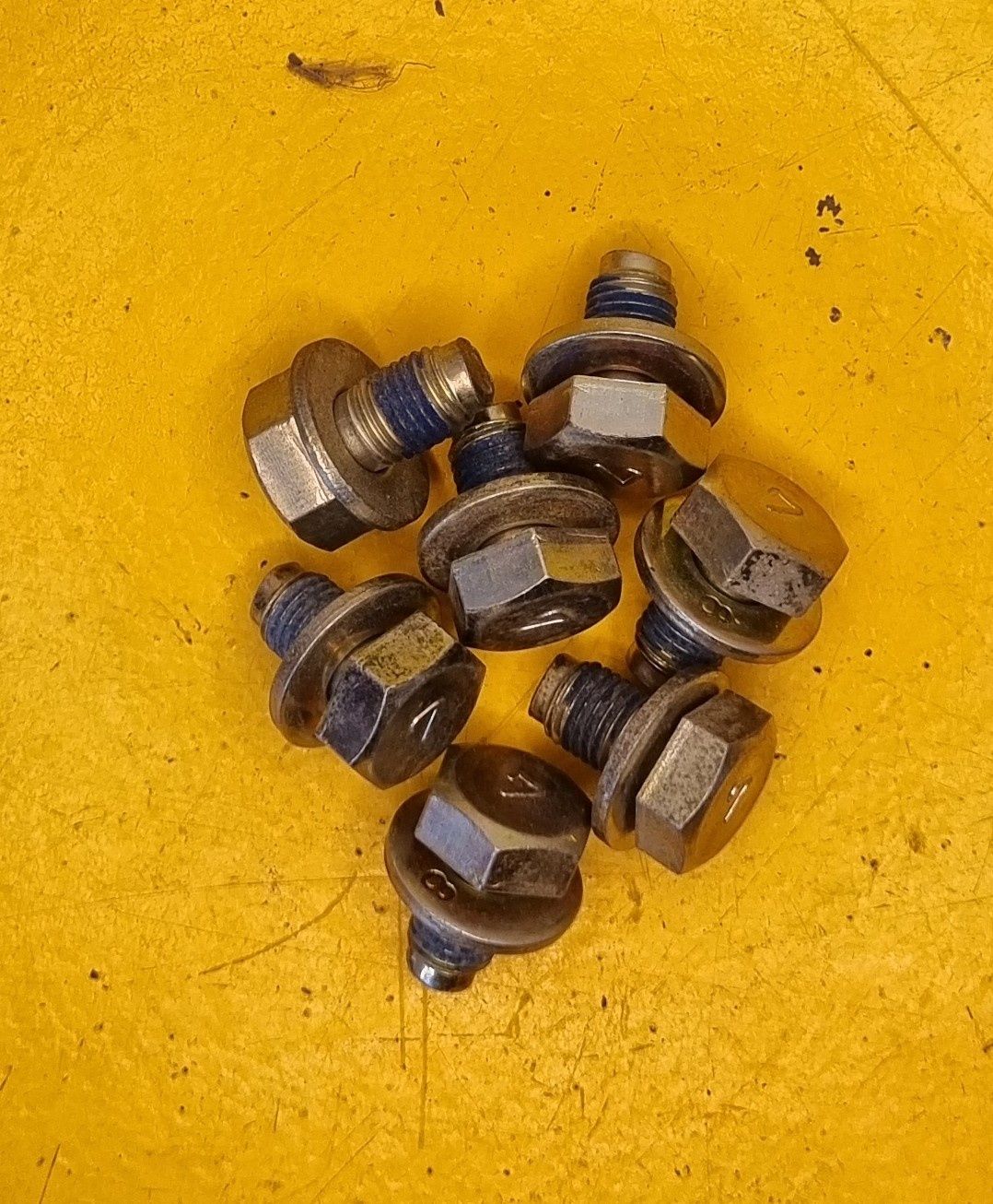 BOLT M10X15 PA 1.25 YZP JIS