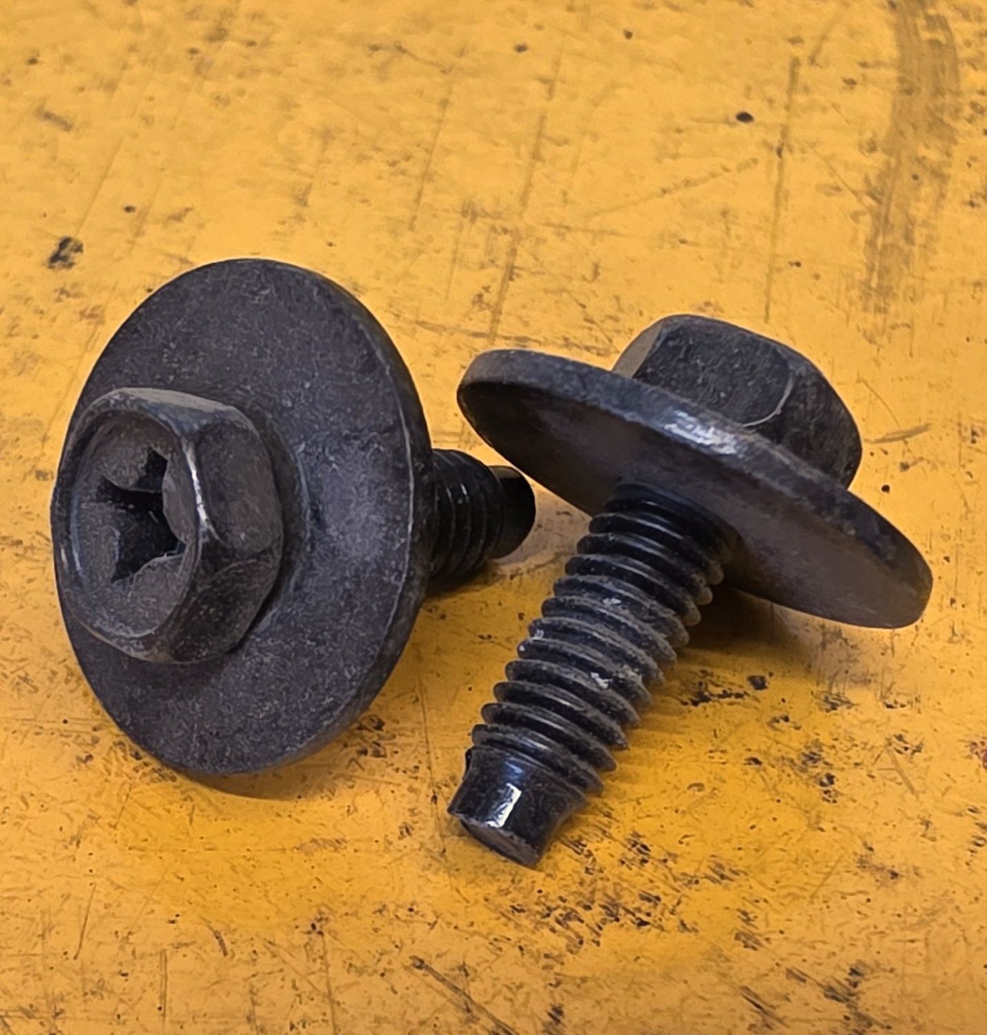 SCREW M6X16 MACHINE LOC PA POZI HEXHEAD BLK