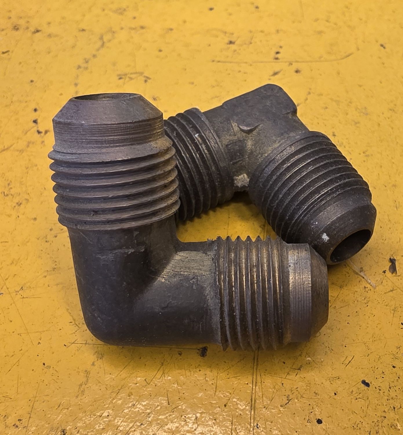 BRASS 45 DEG FLARE MALE 90 DEG ELBOW 3/8 TUBE