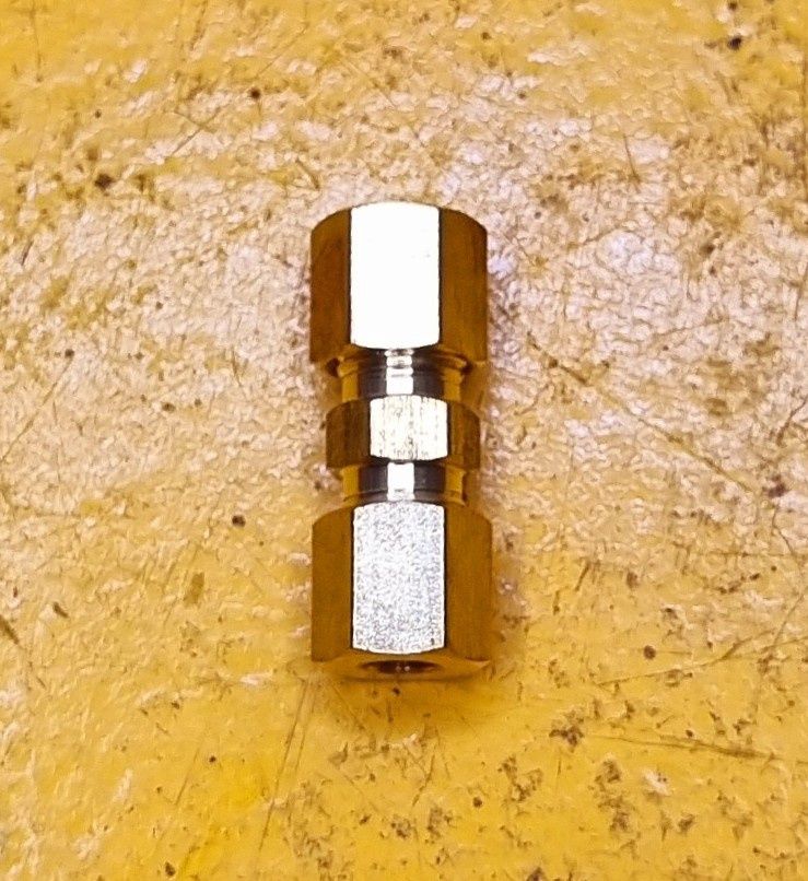 BRASS COMP DOUBLE UNION 1/8 TUBE
