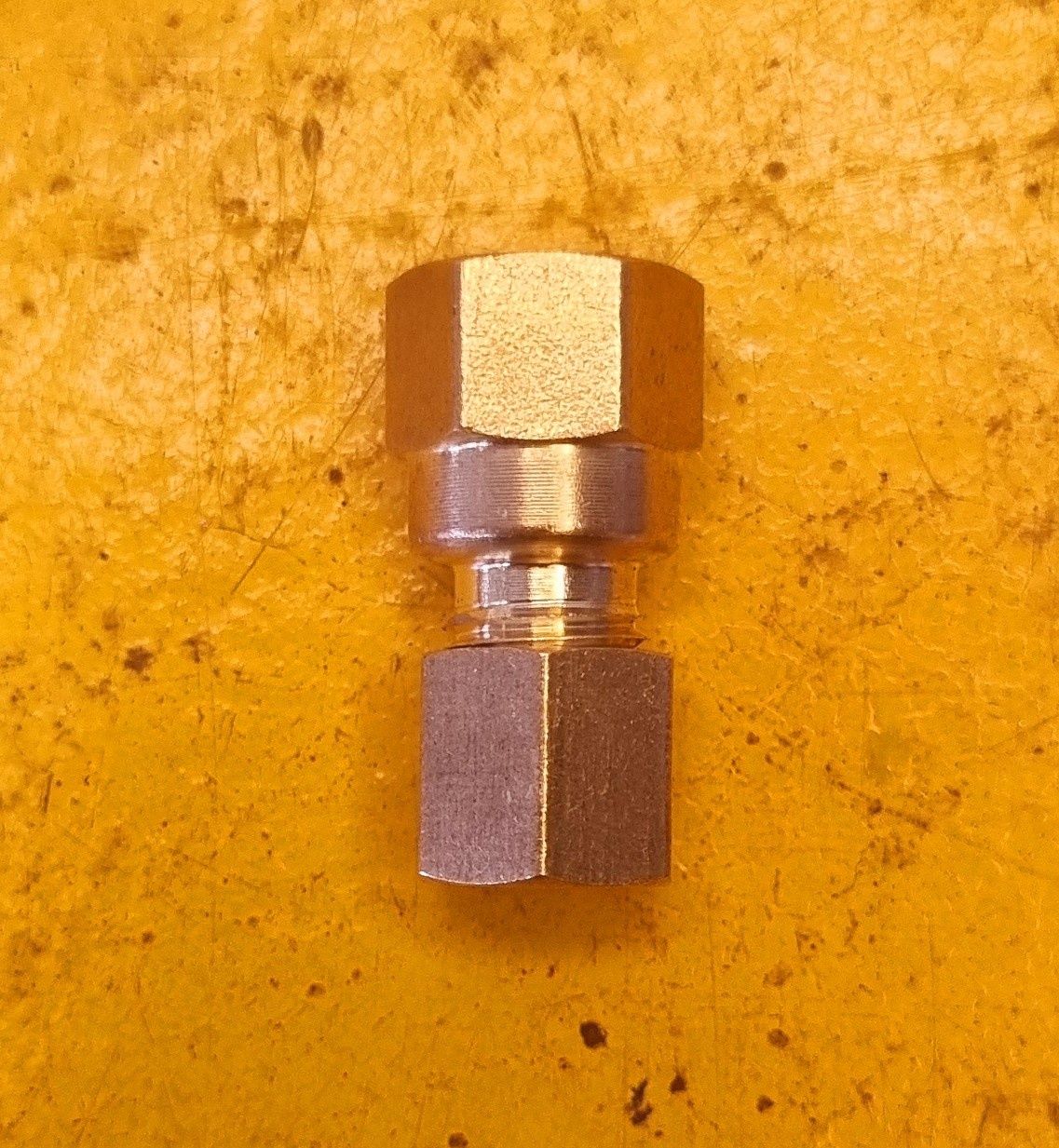 BRASS COMP FEMALE CONNECT 5/16 TUBE X 1/4 BSP