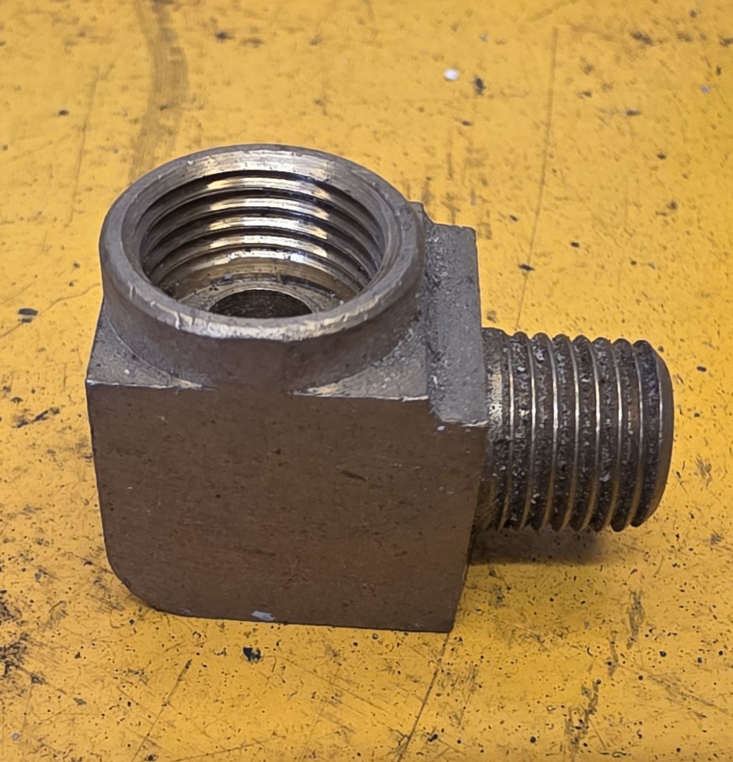 BRASS 45 DEG INVERTED FLARE MALE ELBOW 5/8 UNF (TUBE)  X 1/4 BSP (THREAD)