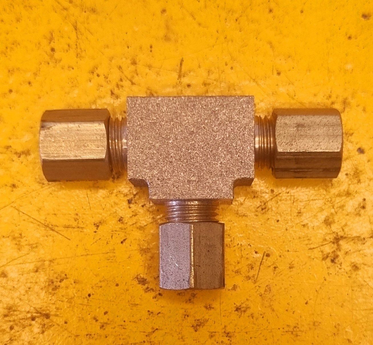 BRASS COMP UNION TEE 3/8 TUBE