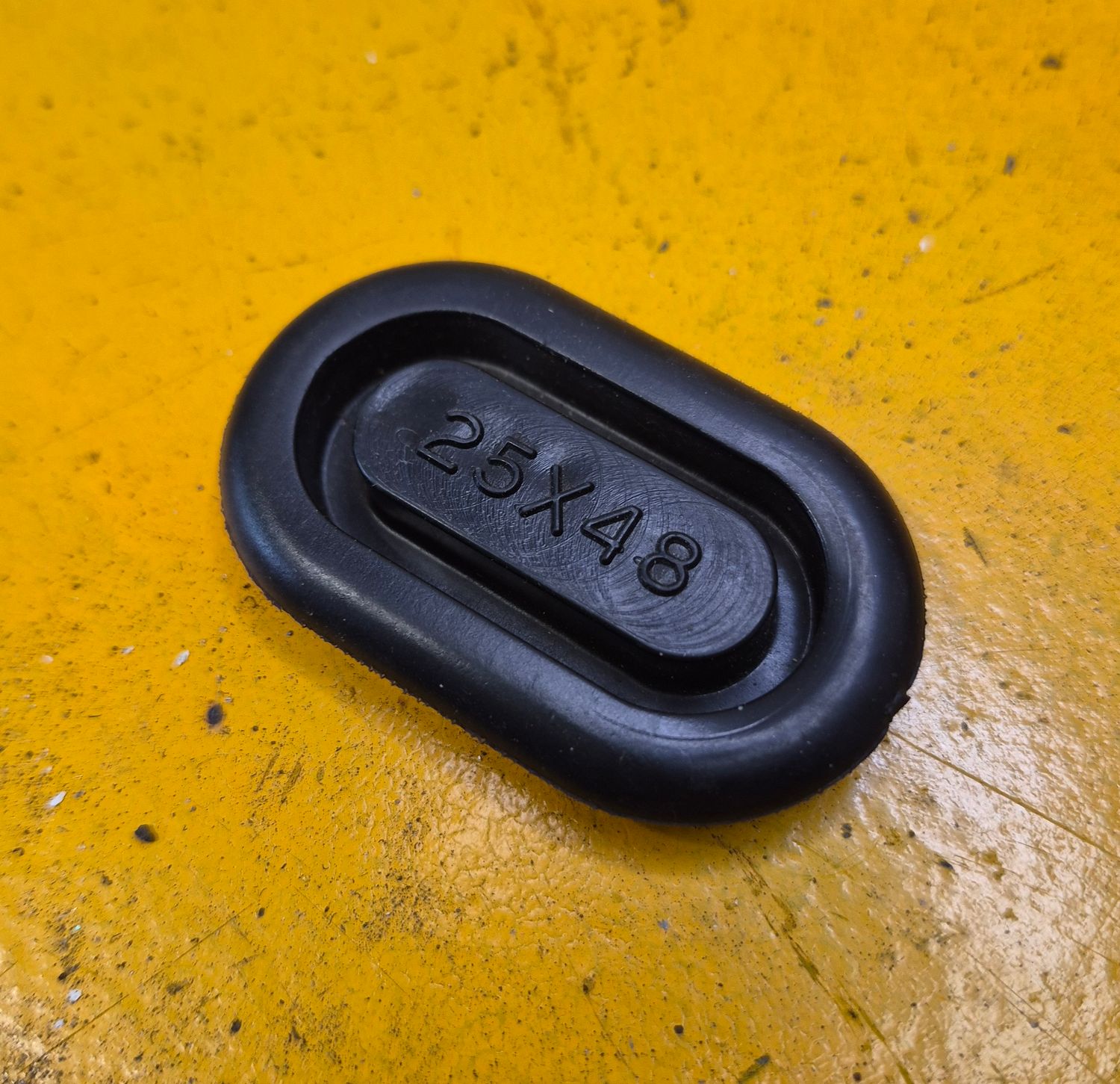 BLANKING GROMMET OVAL 25MM X 48MM