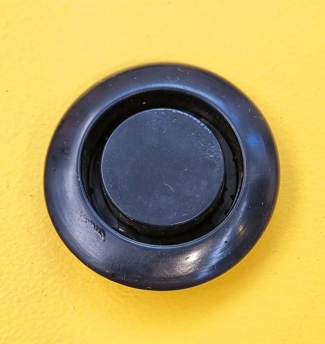 GROMMET ROUND MEDIUM 25MM (35MM TOP)