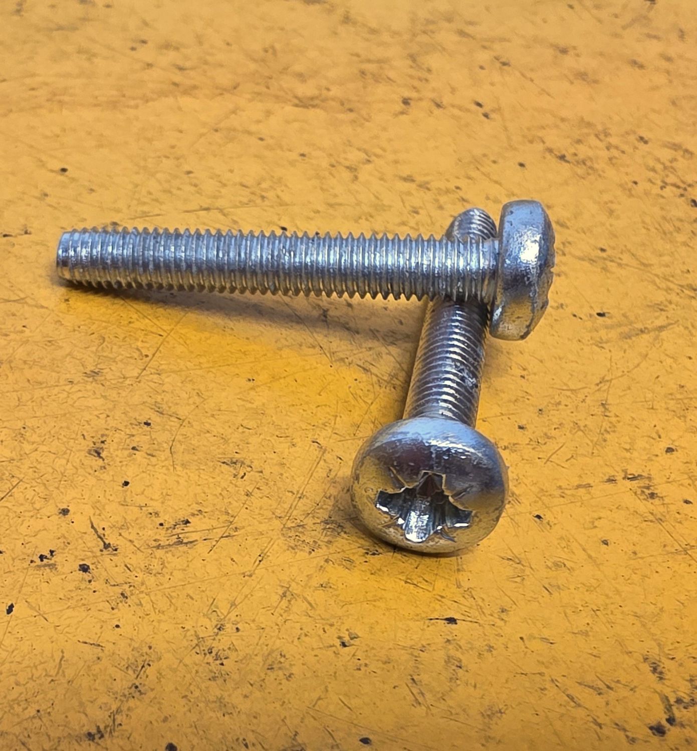 BOLT M6X40 MACHINE POZI BUTTON HEAD ZINC