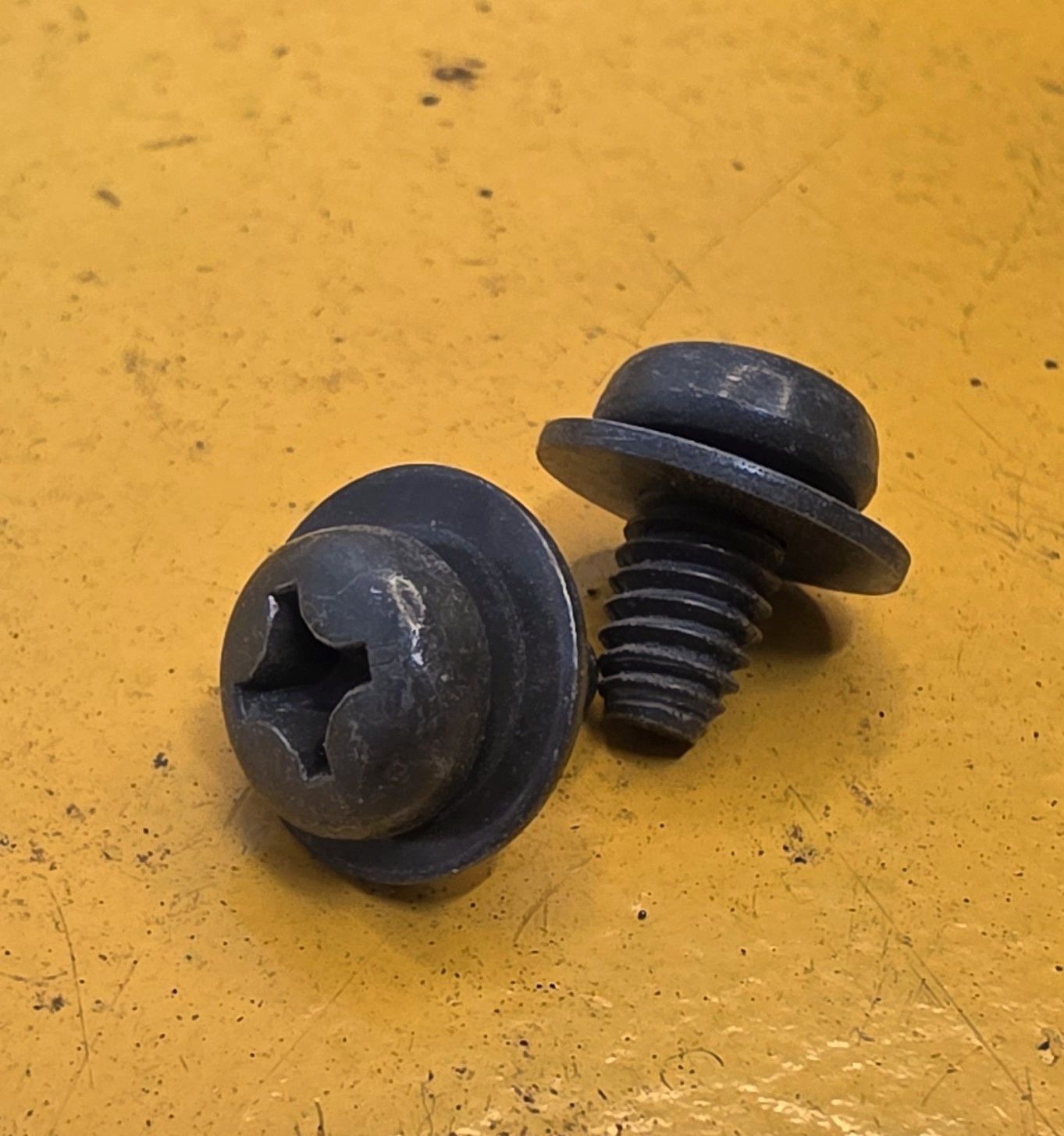 SCREW M6X8 POZI PA LOC  BUTTONHEAD BLK
