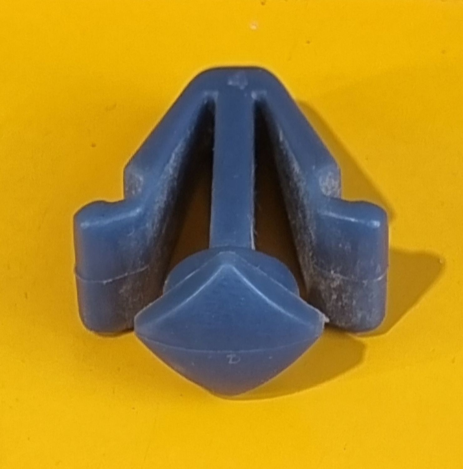 CAR CLIP NISSAN GRILL