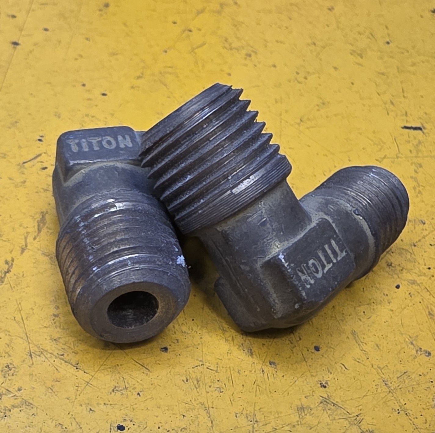 BRASS 45 DEG FLARE 90 DEG MALE ELBOW 1/4 TUBE X 1/4 NPT