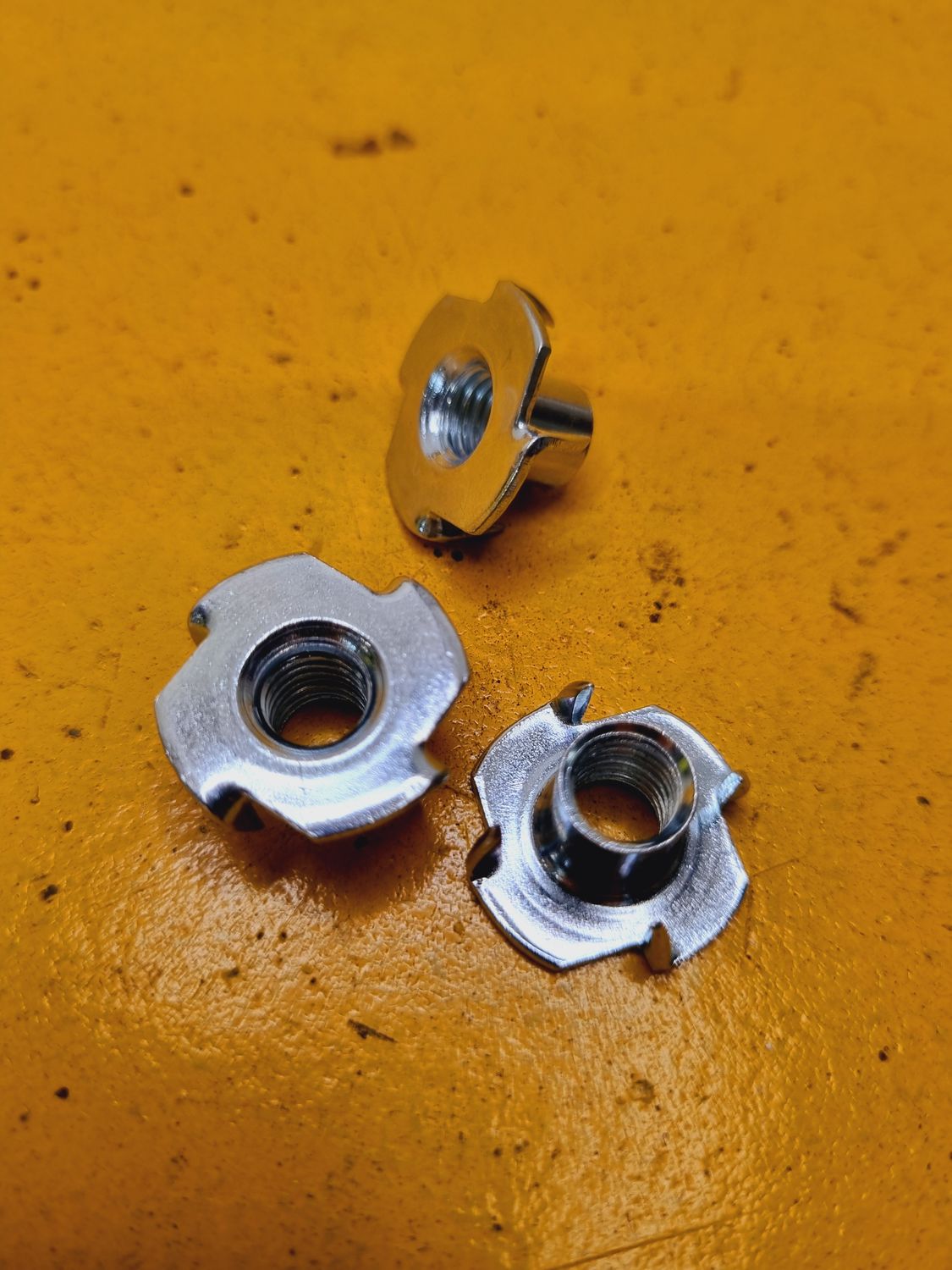 NUT M8 TEE 4 PRONG ZINC
