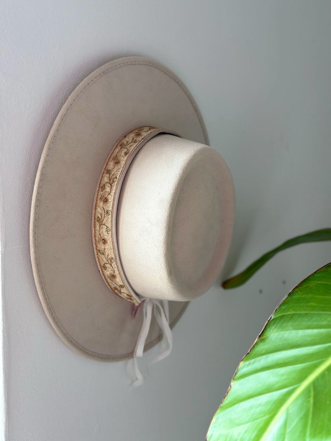 Hoedenband Velvet Beige Flower Goud