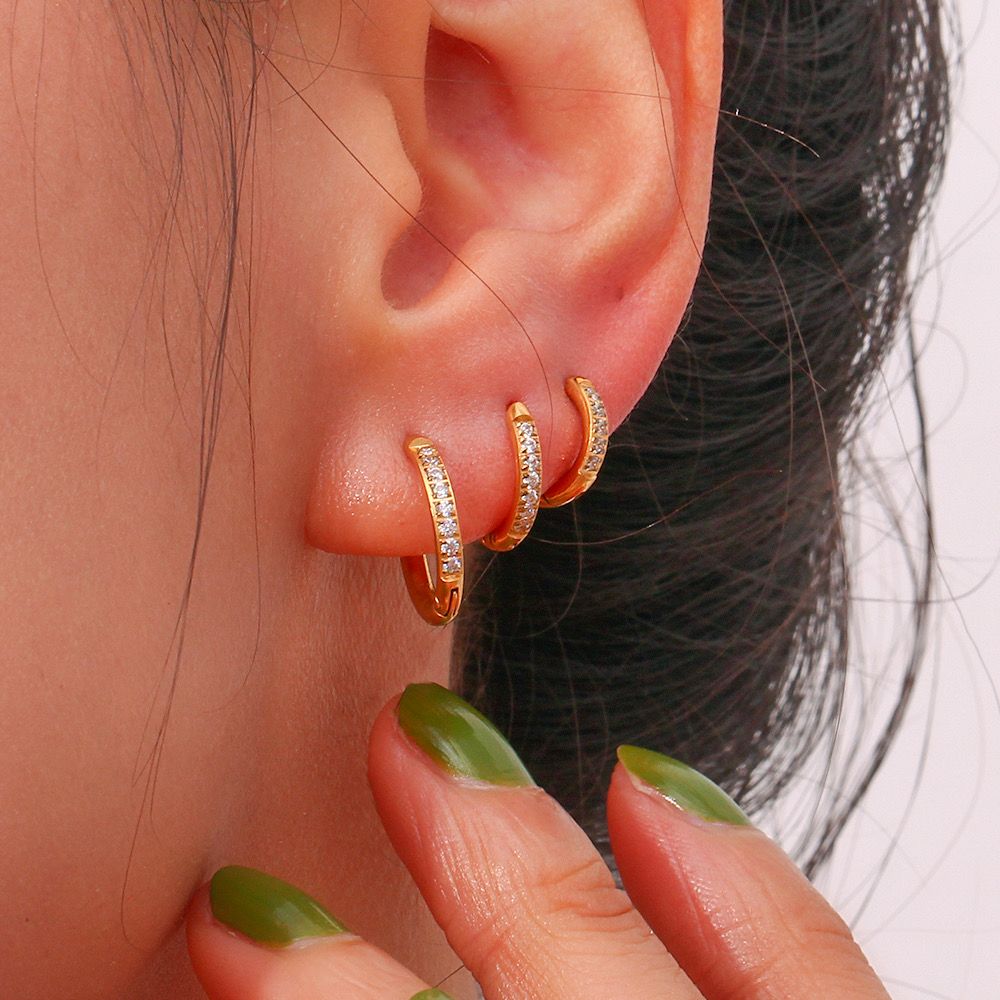 Simple hoops with zircons gold