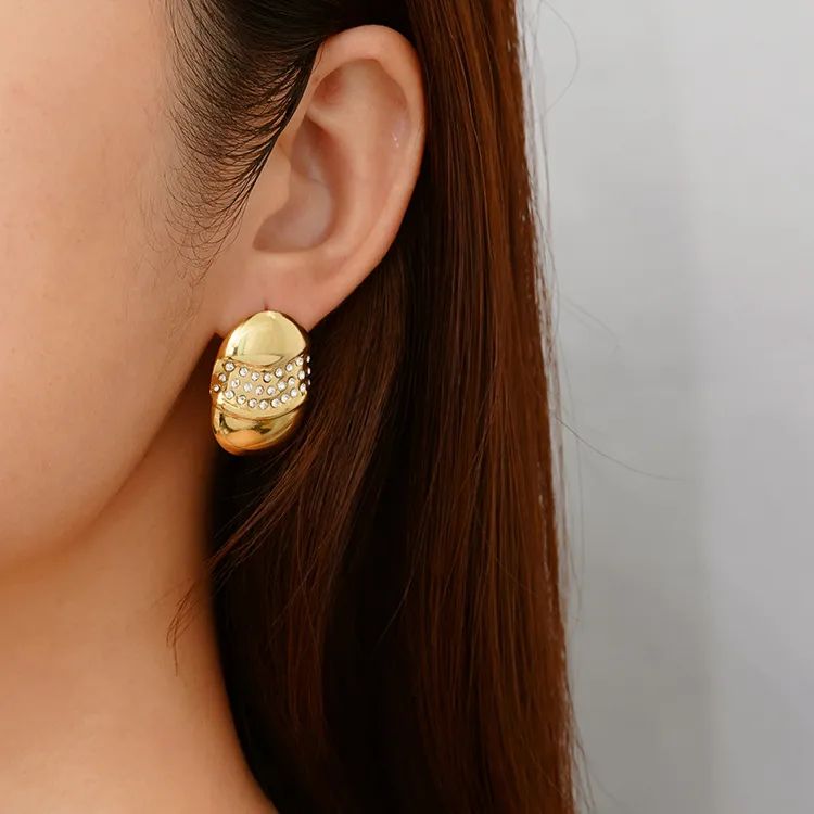 Gold earrings with zircon