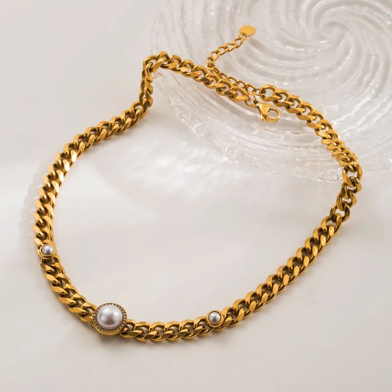 Gold chain with pearls