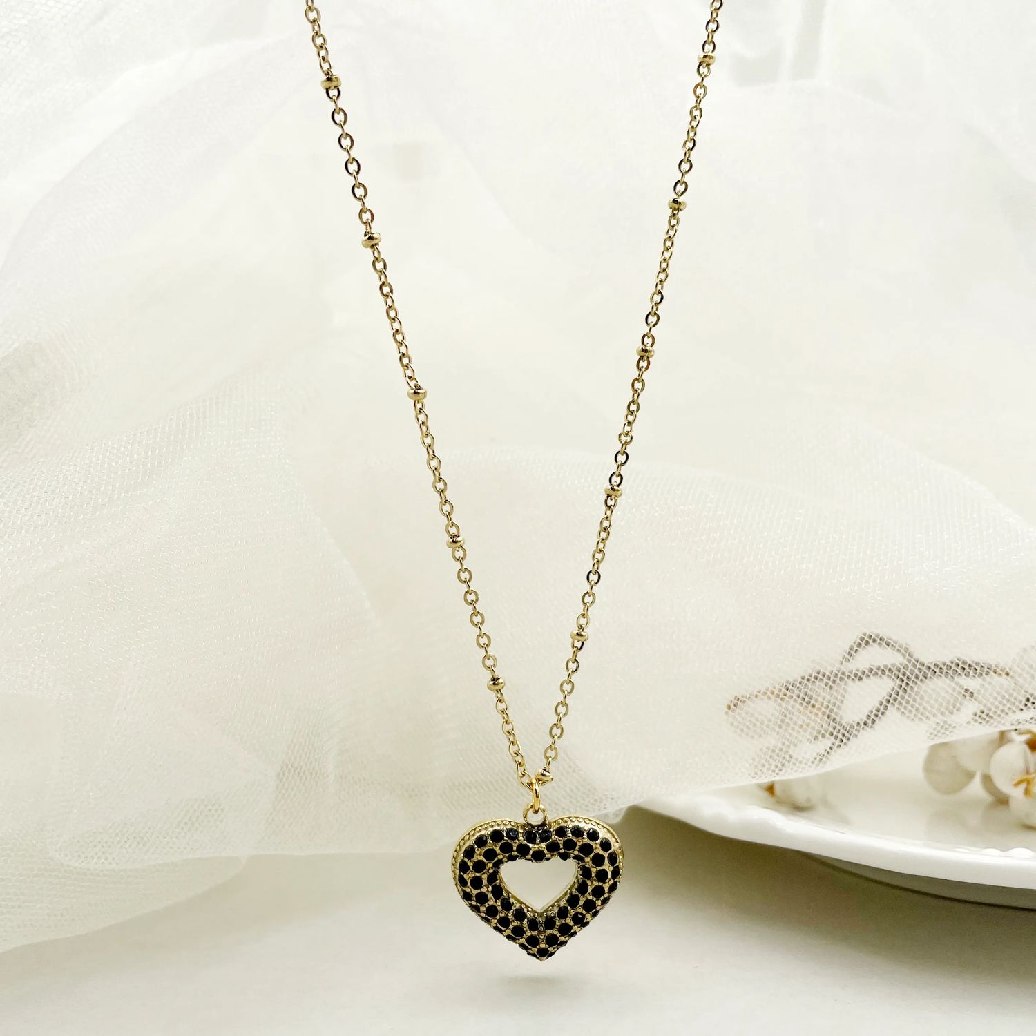 Black zircon heart gold necklace