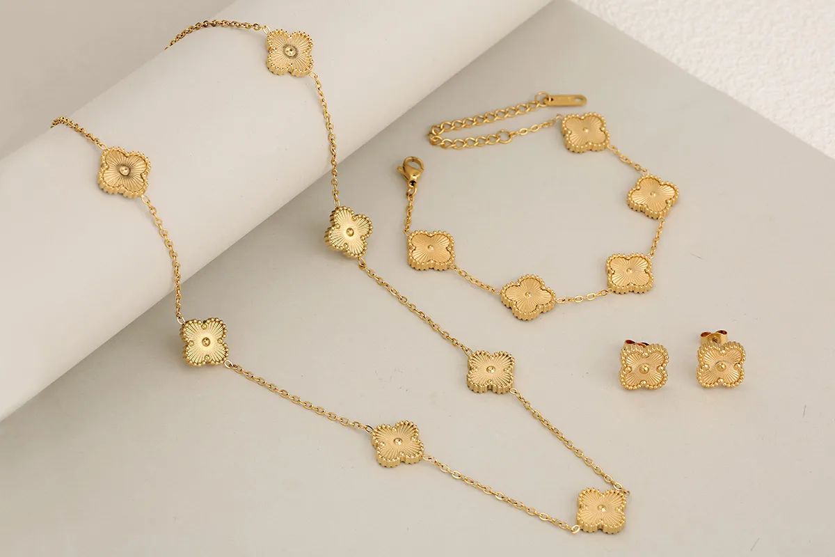 Van cleef gold necklace